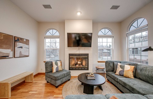 East End House | Cozy 2BR Townhome - 1mi. from downtown!