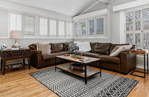 East End House | Cozy 3/Bd Pet Friendly Family Home in Historic Warm Springs area