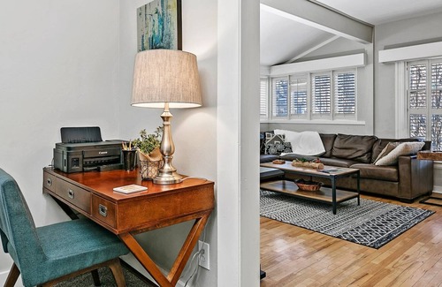 East End House | Cozy 3/Bd Pet Friendly Family Home in Historic Warm Springs area