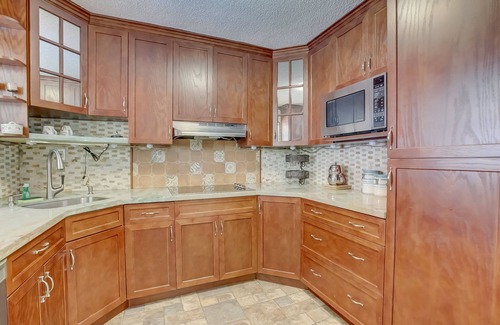 North Corals House | Cozy 3 bdr house is centrally located with heated pool