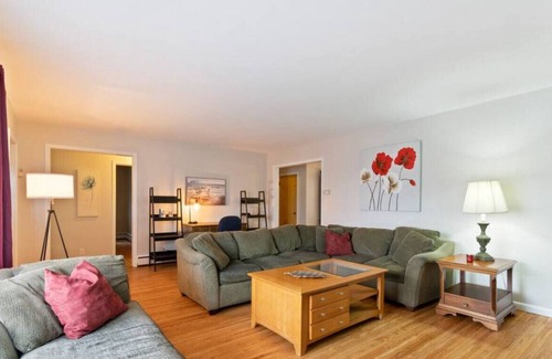 East Irondequoit House | Cozy 3-BDRM Ranch in Irondequoit