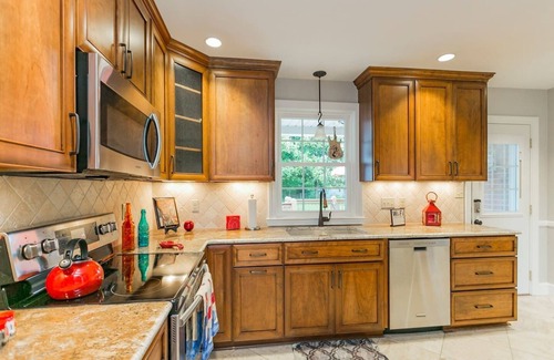 Merry Oaks House | Cozy 3 Bed /2 Bath with large yard /deck