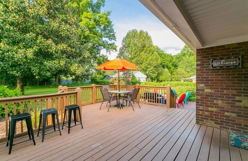 Merry Oaks House | Cozy 3 Bed /2 Bath with large yard /deck