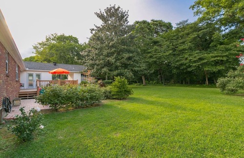 Merry Oaks House | Cozy 3 Bed /2 Bath with large yard /deck