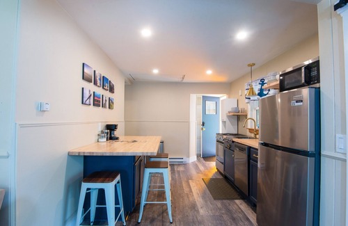 Narragansett Cottage | Cozy 3 bed cottage minutes away from beach & fun!