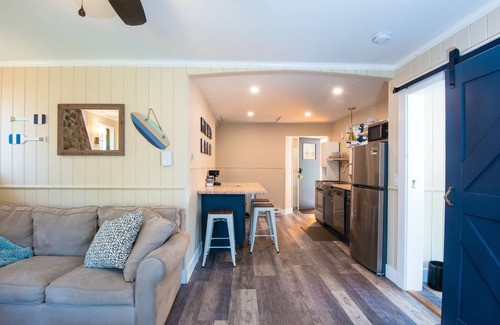 Narragansett Cottage | Cozy 3 bed cottage minutes away from beach & fun!