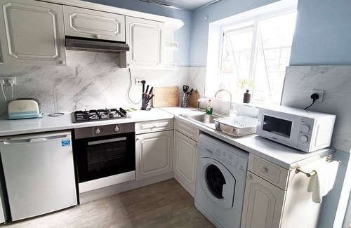 Huddersfield House | Cozy 3-Bed Family Home with Free Parking