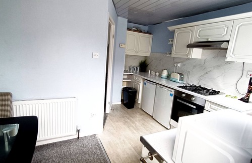 Huddersfield House | Cozy 3-Bed Family Home with Free Parking