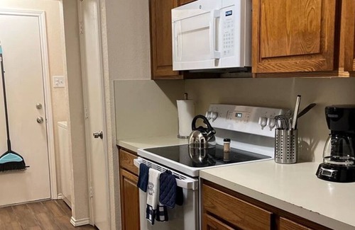 John T White House | Cozy 3 bed Home with Yard - Centrally Located - Minutes to Stadium