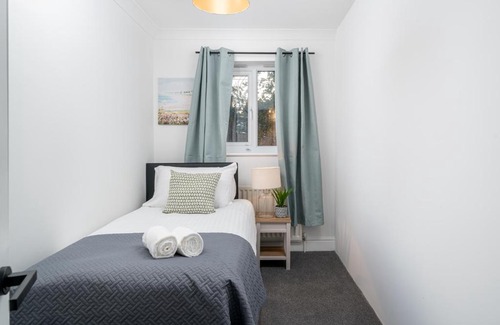 Rochester East Ward House | COZY 3 Bed House With Garden & Parking in Rochester, Kent Mins to Train Station, WiFi