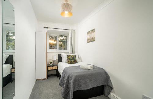 Rochester East Ward House | COZY 3 Bed House With Garden & Parking in Rochester, Kent Mins to Train Station, WiFi