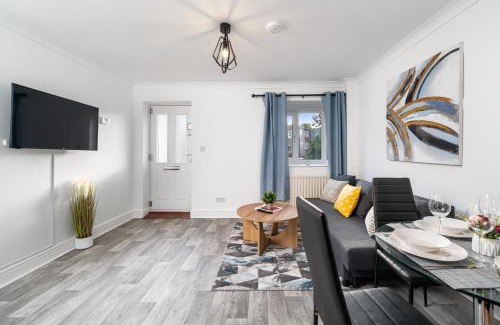 Rochester East Ward House | COZY 3 Bed House With Garden & Parking in Rochester, Kent Mins to Train Station, WiFi