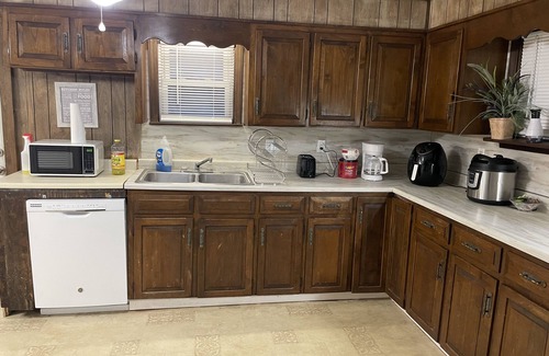 Blacksburg House | Cozy 3 Bed Room Home with an Indoor Fire Place!