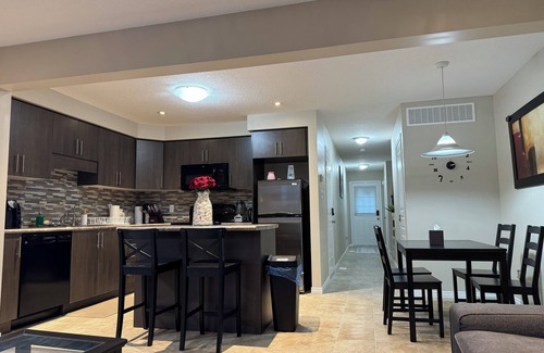 Grand River South House | Cozy 3 Bedroom 2.5 bathroom house