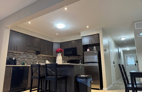 Grand River South House | Cozy 3 Bedroom 2.5 bathroom house