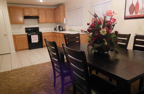 Rhodes Ranch House | Cozy 3 Bedroom 2.5 Bath Home West of Las Vegas Strip (Minimum stay 31 nights)