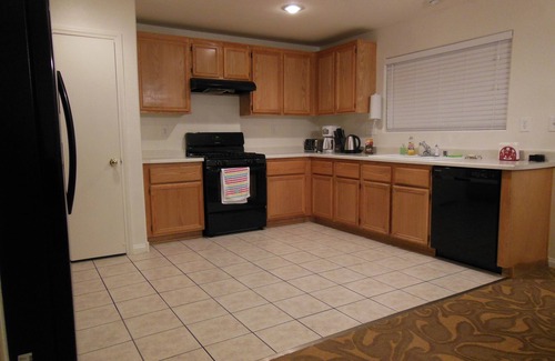 Rhodes Ranch House | Cozy 3 Bedroom 2.5 Bath Home West of Las Vegas Strip (Minimum stay 31 nights)