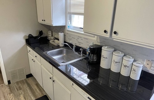 Euclid House | Cozy 3 bedroom 2 bath