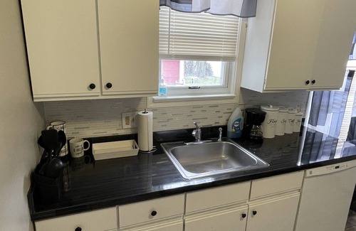 Euclid House | Cozy 3 bedroom 2 bath