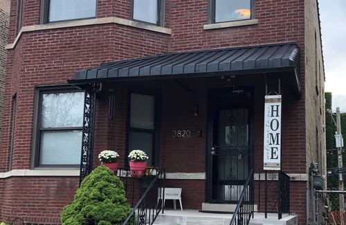 Irving Park Apartment | Cozy 3-bedroom apartment in beautiful Old Irving Park, Chicago with AC, WiFi
