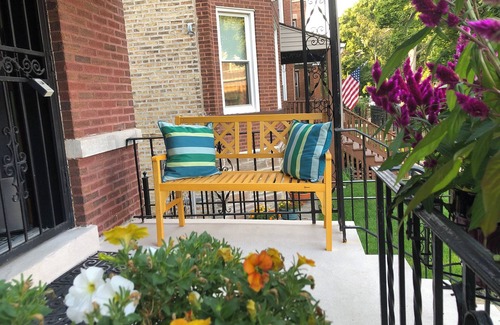 Irving Park Apartment | Cozy 3-bedroom apartment in beautiful Old Irving Park, Chicago with AC, WiFi