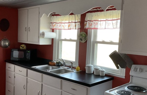 Campbellsville Cottage | Cozy 3-bedroom cottage encased by expansive country pastures!