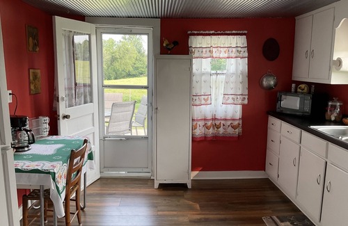 Campbellsville Cottage | Cozy 3-bedroom cottage encased by expansive country pastures!