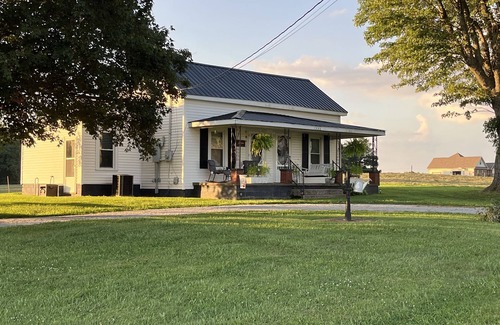 Campbellsville Cottage | Cozy 3-bedroom cottage encased by expansive country pastures!