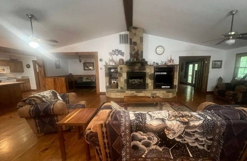 Mohawk Cabin | Cozy 3-bedroom cabin off the grid in the Smokey mountains with WiFi, AC