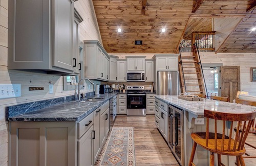 Clarkesville Cabin | Cozy, 3-bedroom cabin with Incredible Views. Central to Hiking and Lake Burton