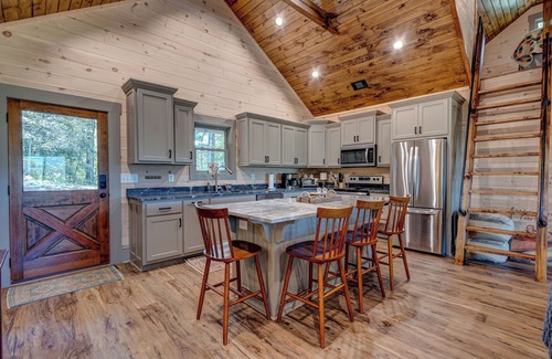 Clarkesville Cabin | Cozy, 3-bedroom cabin with Incredible Views. Central to Hiking and Lake Burton