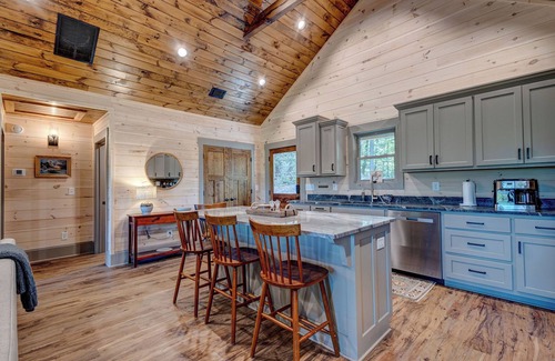 Clarkesville Cabin | Cozy, 3-bedroom cabin with Incredible Views. Central to Hiking and Lake Burton