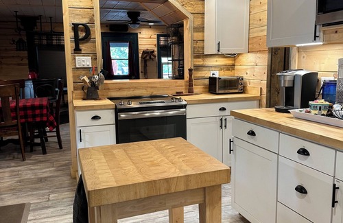 West Village Cabin | Cozy 3-bedroom cabin walking distance to Shaver Lake Village
