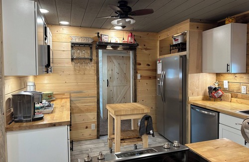 West Village Cabin | Cozy 3-bedroom cabin walking distance to Shaver Lake Village