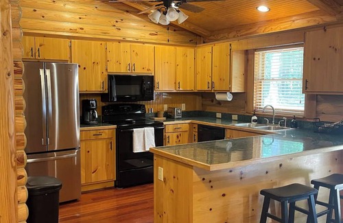 Westminster Cabin | Cozy 3-bedroom Cabin by Lake Hartwell