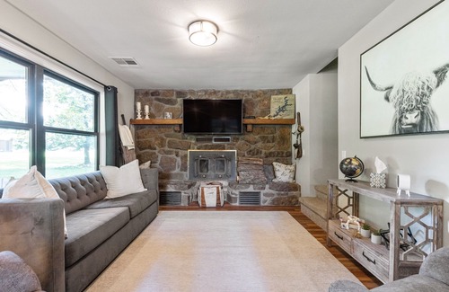 Maysville Cabin | Cozy 3-bedroom cabin close to Grand Lake - a quiet country retreat with a creek