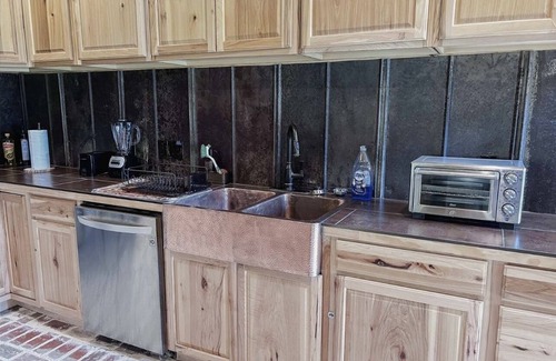 Covington Cabin | Cozy 3 Bedroom Cabin with Fireplace