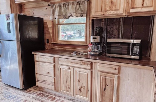 Covington Cabin | Cozy 3 Bedroom Cabin with Fireplace