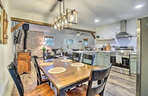 Long Pond Cabin | Cozy 3-bedroom cabin in enchanting Long Pond with Hottub, WiFi