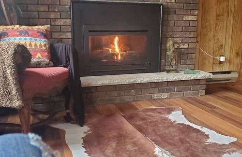 Bushkill Ski Chalet | Cozy 3-bedroom chalet in charming Bushkill with WiFi, Ski, nature, mountain
