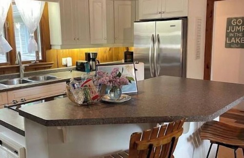 Port Colborne Cottage | Cozy 3 bedroom cottage steps from private beach