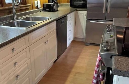 Port Colborne Cottage | Cozy 3 bedroom cottage steps from private beach