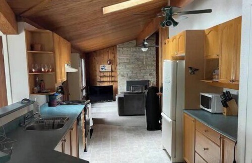 North Kawartha Cottage | Cozy 3 bedroom cottage with spectacular lake views