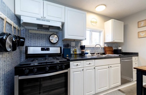 Gallatin House | Cozy 3-Bedroom Cottage by the Lake!