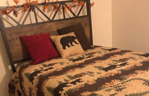 Northfield House | Cozy 3 Bedroom Country Ranch House near Ski Slopes and Montpelier!