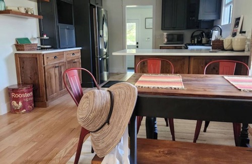Corbin City Other | Cozy 3-bedroom farmhouse in welcoming Corbin City with WiFi, AC