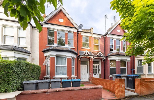 Mapesbury Apartment | Cozy 3-bedroom Flat in Willesden Green London