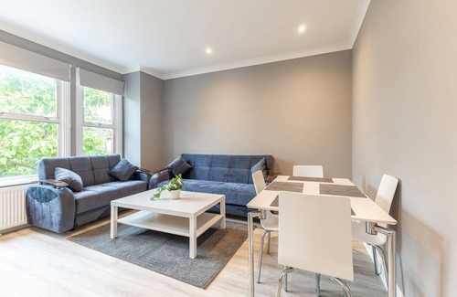 Mapesbury Apartment | Cozy 3-bedroom Flat in Willesden Green London