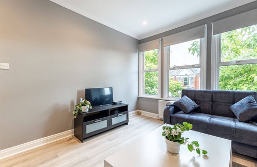 Mapesbury Apartment | Cozy 3-bedroom Flat in Willesden Green London