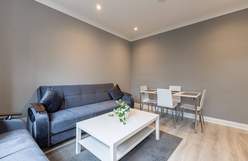 Mapesbury Apartment | Cozy 3-bedroom Flat in Willesden Green London